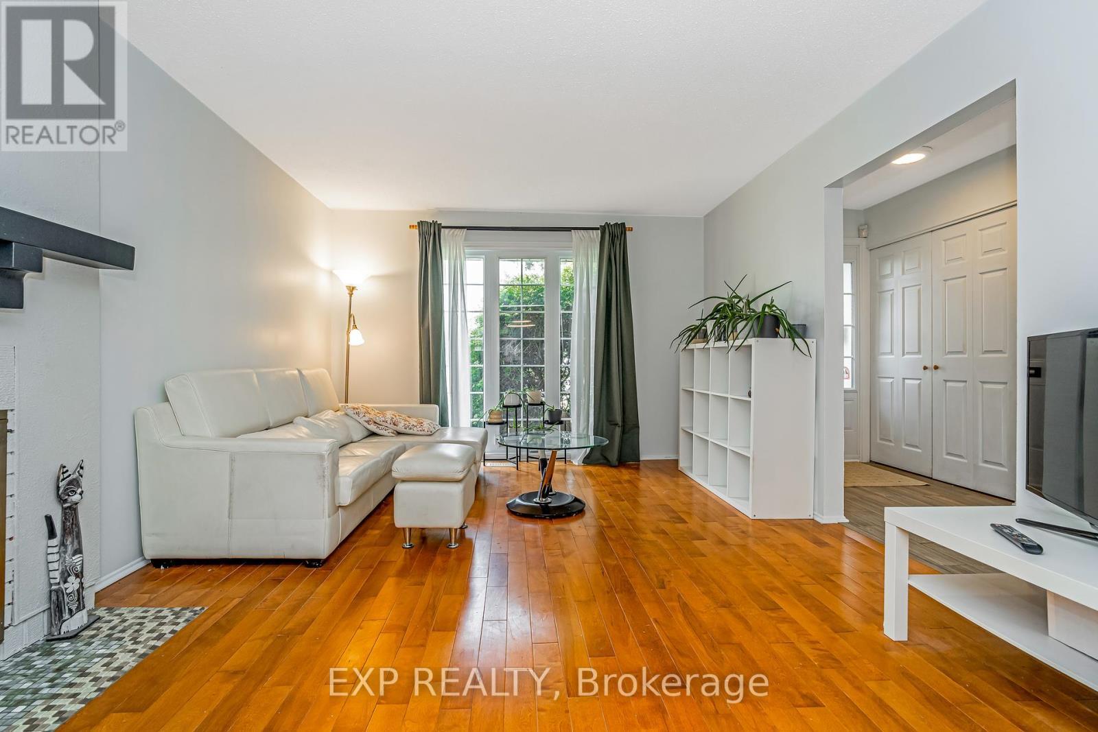 65 - 1029 Meadowlands Drive, Ottawa, ON - Indoor Photo Showing Living Room