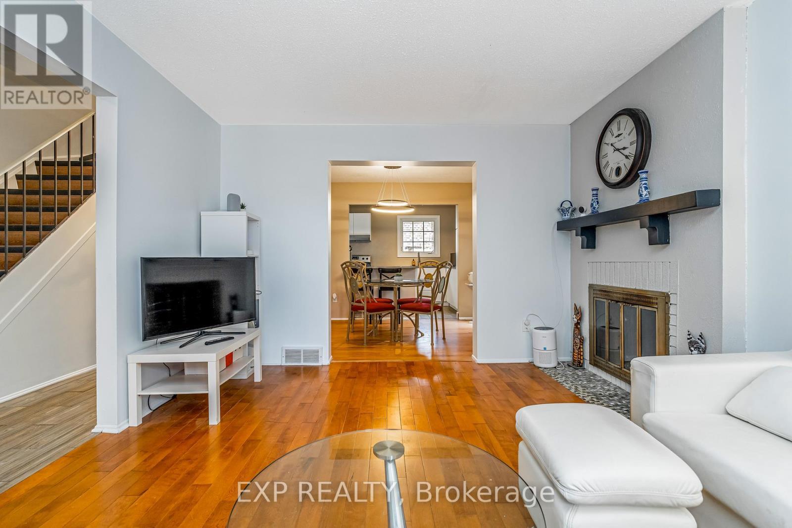 65 - 1029 Meadowlands Drive, Ottawa, ON - Indoor Photo Showing Living Room