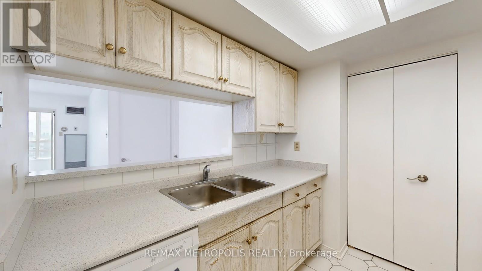 1609 - 75 King Street E, Mississauga, ON - Indoor Photo Showing Kitchen With Double Sink
