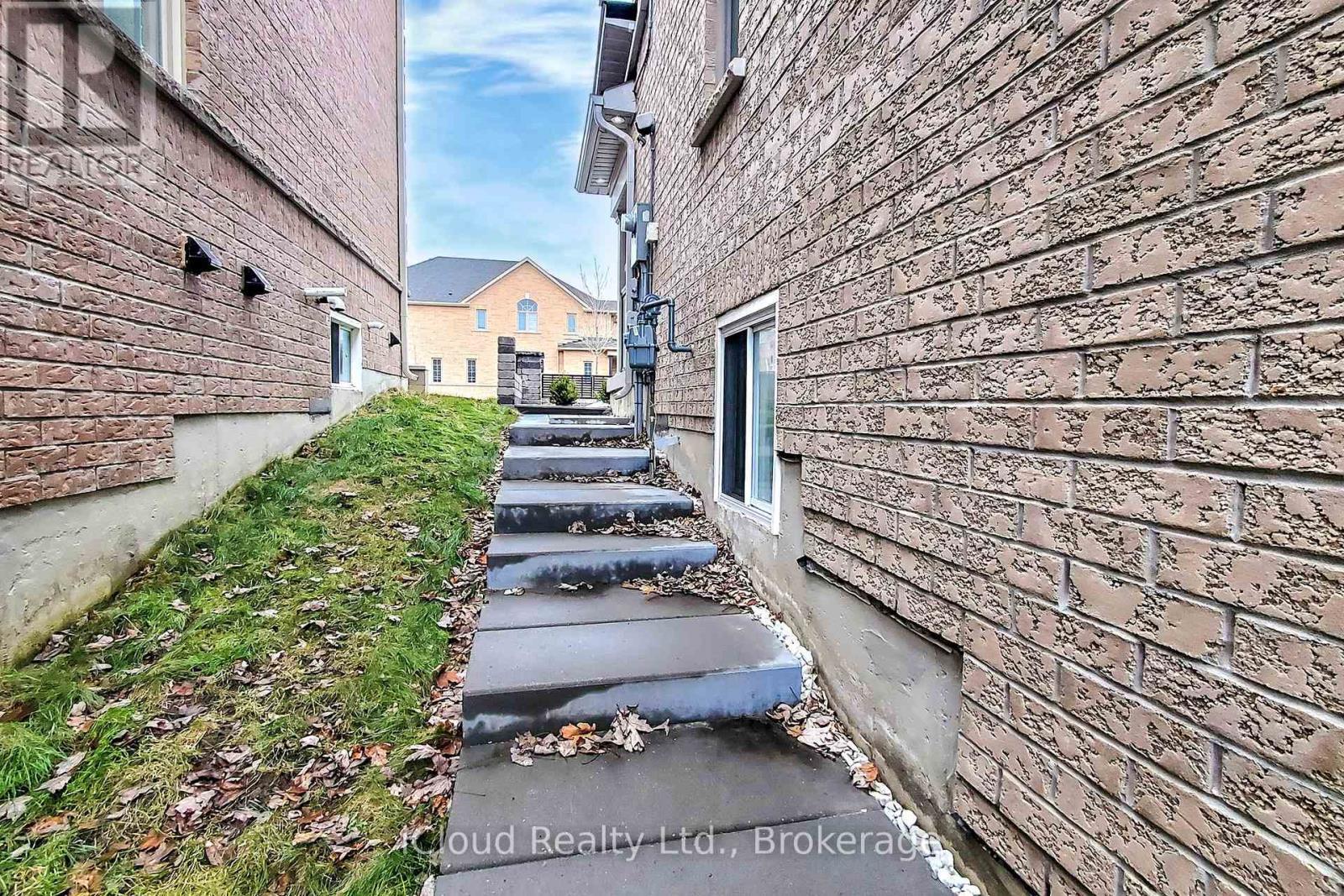 (Basement) - 280 Miller Park Avenue, Bradford West Gwillimbury, ON - Outdoor