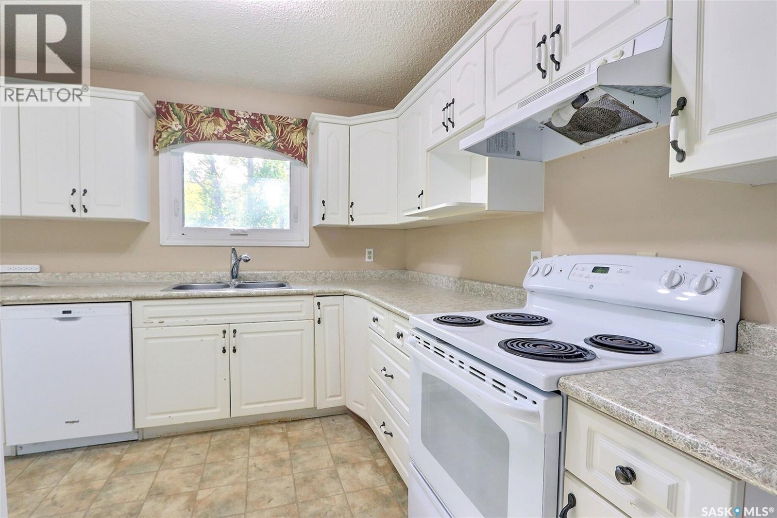 165 Macdowall Crescent, Prince Albert, SK - Indoor Photo Showing Kitchen With Double Sink