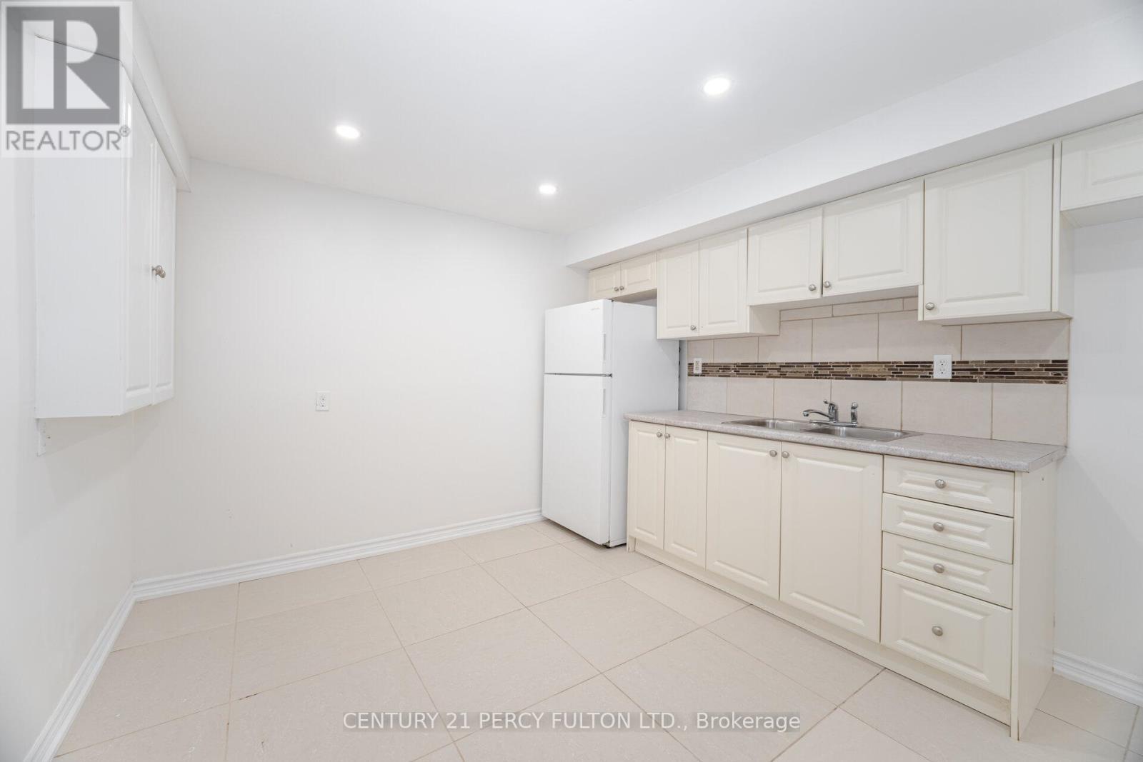 22 Lowder Place, Whitby, ON - Indoor Photo Showing Kitchen With Double Sink