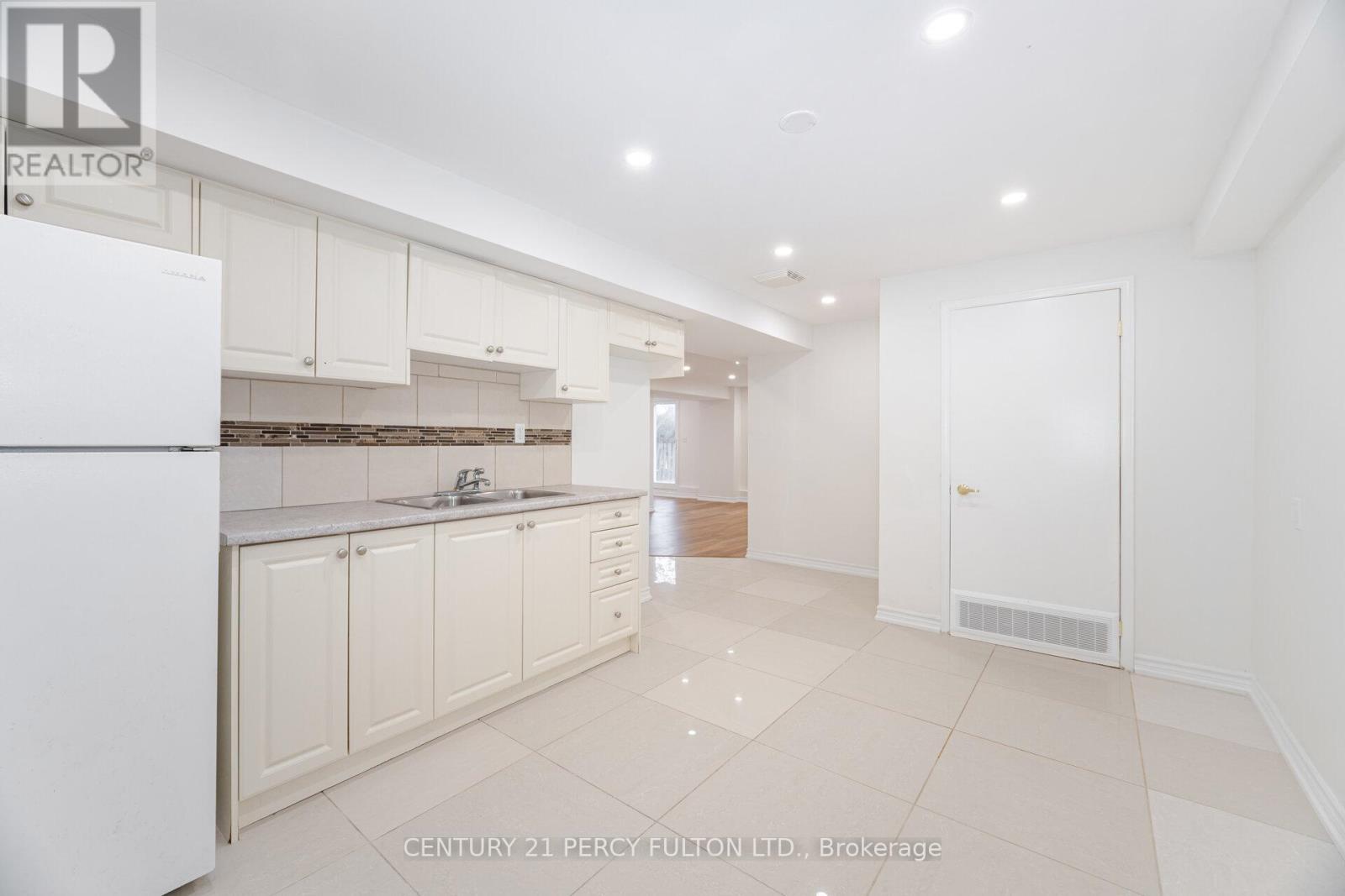 22 Lowder Place, Whitby, ON - Indoor Photo Showing Kitchen With Double Sink