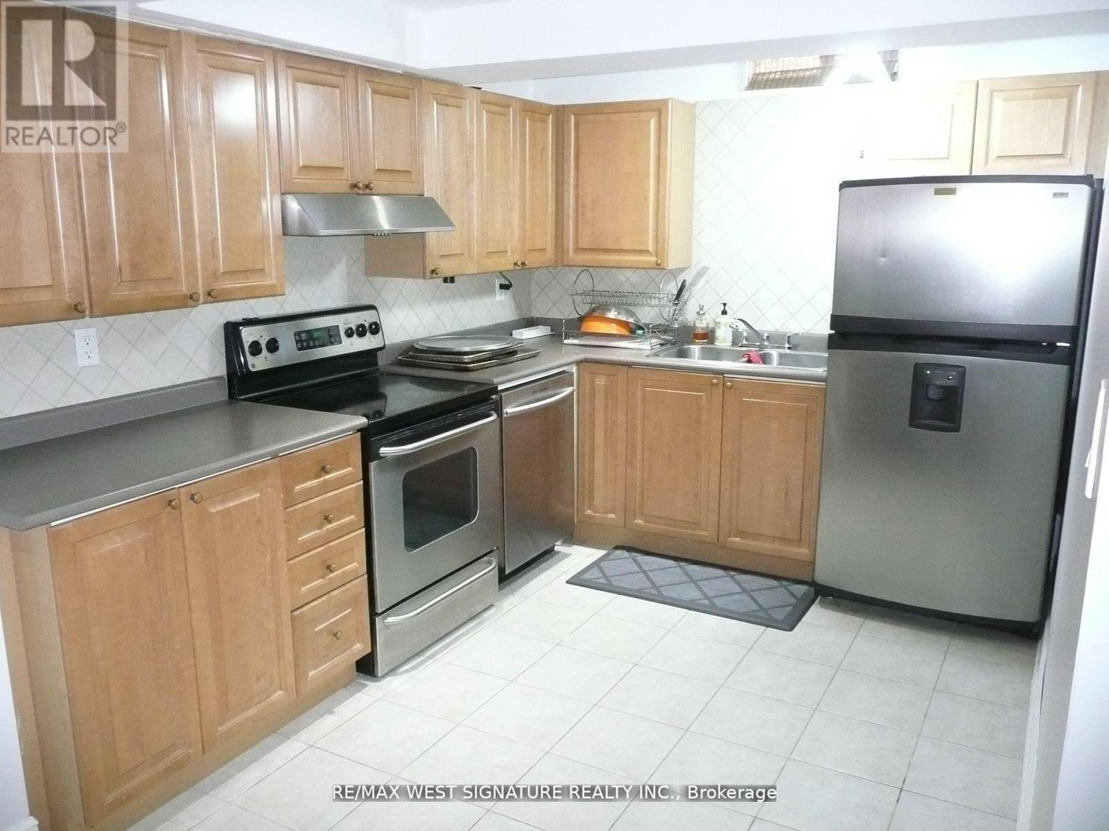 70 Robertson Close, Vaughan, ON - Indoor Photo Showing Kitchen With Double Sink