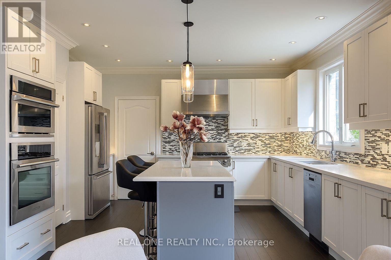 998 Wilbur Pipher Circle, Newmarket, ON - Indoor Photo Showing Kitchen With Upgraded Kitchen