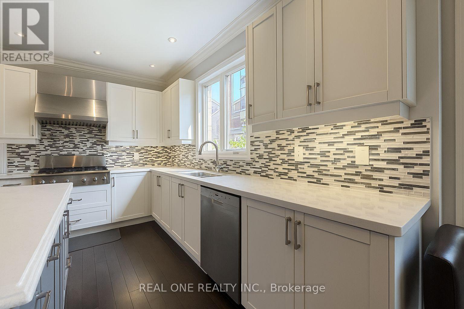 998 Wilbur Pipher Circle, Newmarket, ON - Indoor Photo Showing Kitchen With Upgraded Kitchen