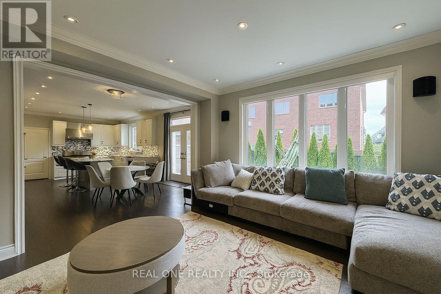 998 Wilbur Pipher Circle, Newmarket, ON - Indoor Photo Showing Living Room