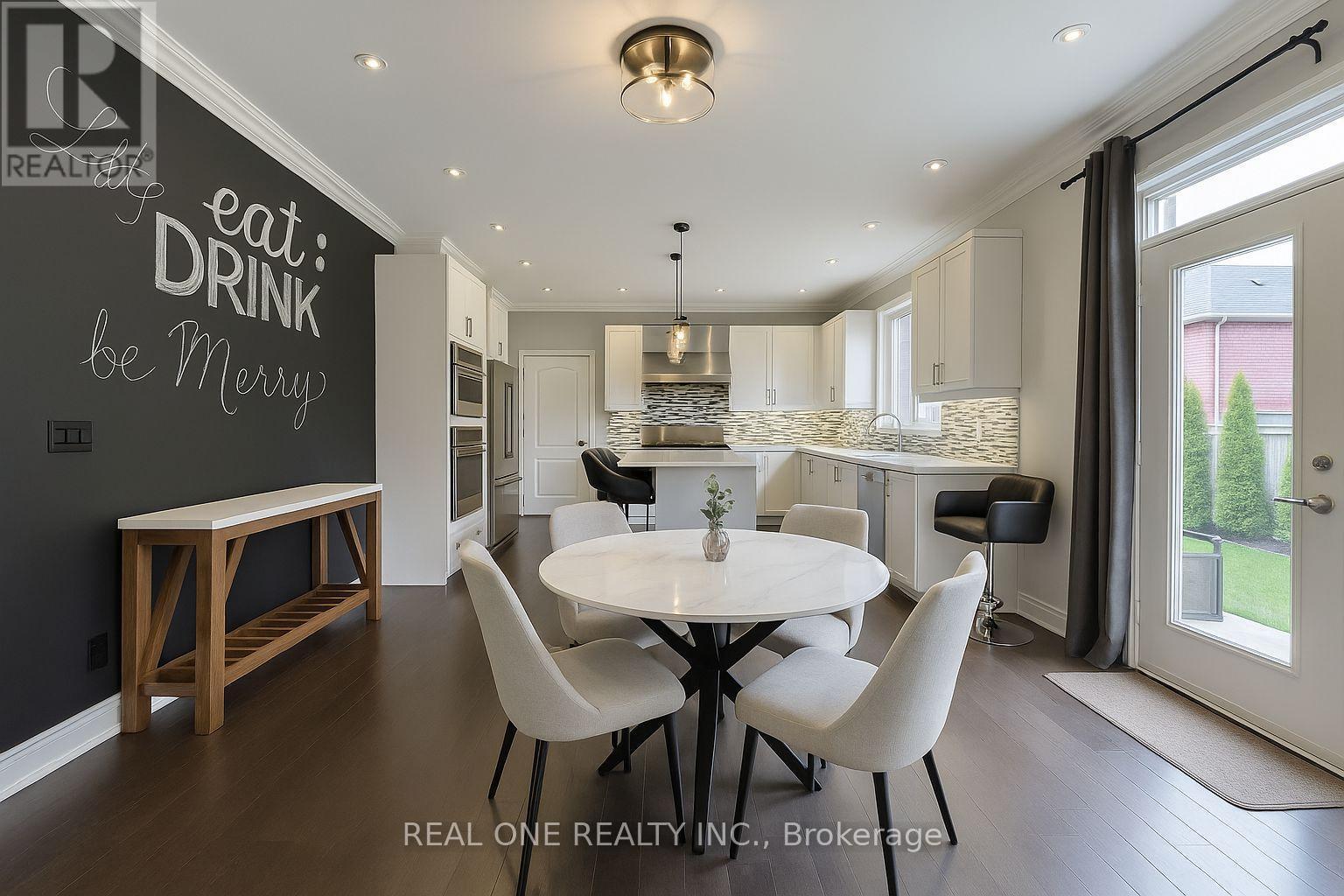 998 Wilbur Pipher Circle, Newmarket, ON - Indoor Photo Showing Dining Room