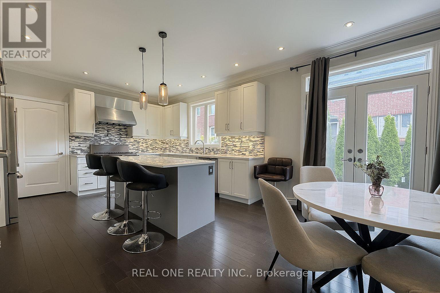 998 Wilbur Pipher Circle, Newmarket, ON - Indoor Photo Showing Dining Room