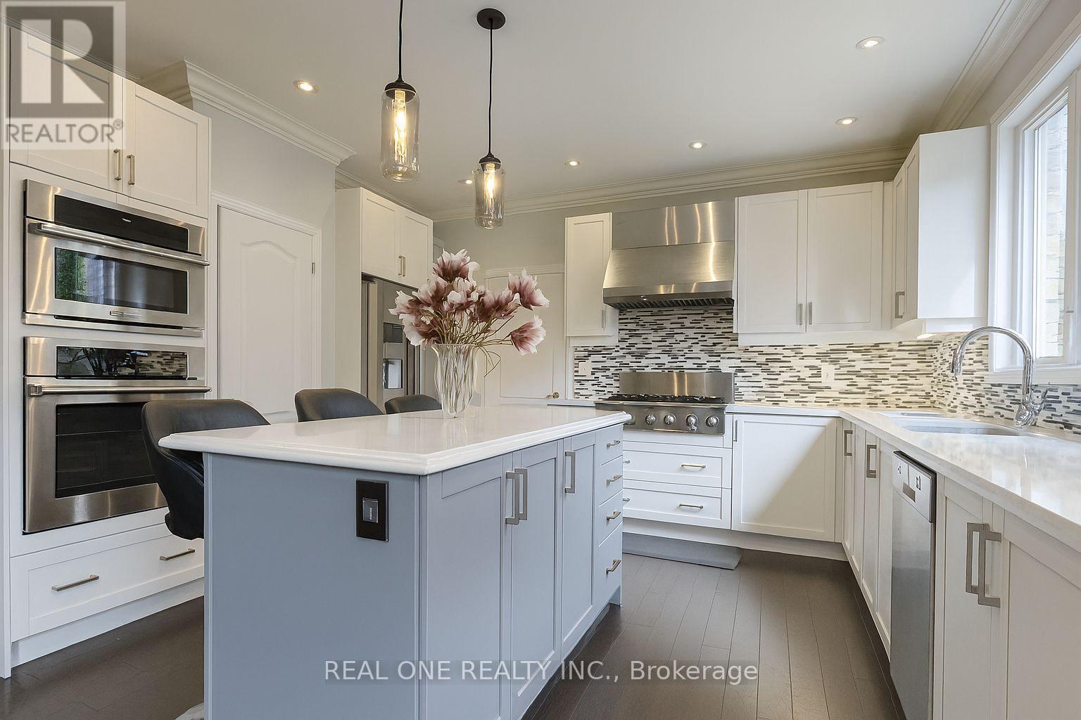 998 Wilbur Pipher Circle, Newmarket, ON - Indoor Photo Showing Kitchen With Upgraded Kitchen