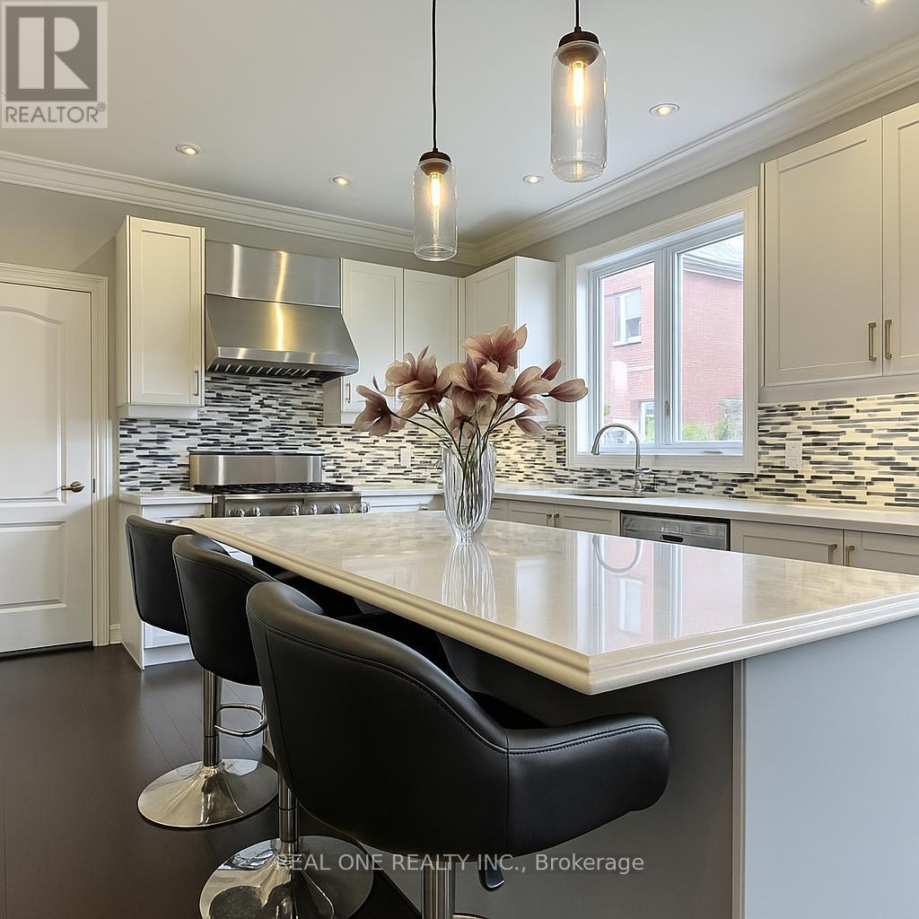 998 Wilbur Pipher Circle, Newmarket, ON - Indoor Photo Showing Kitchen With Upgraded Kitchen