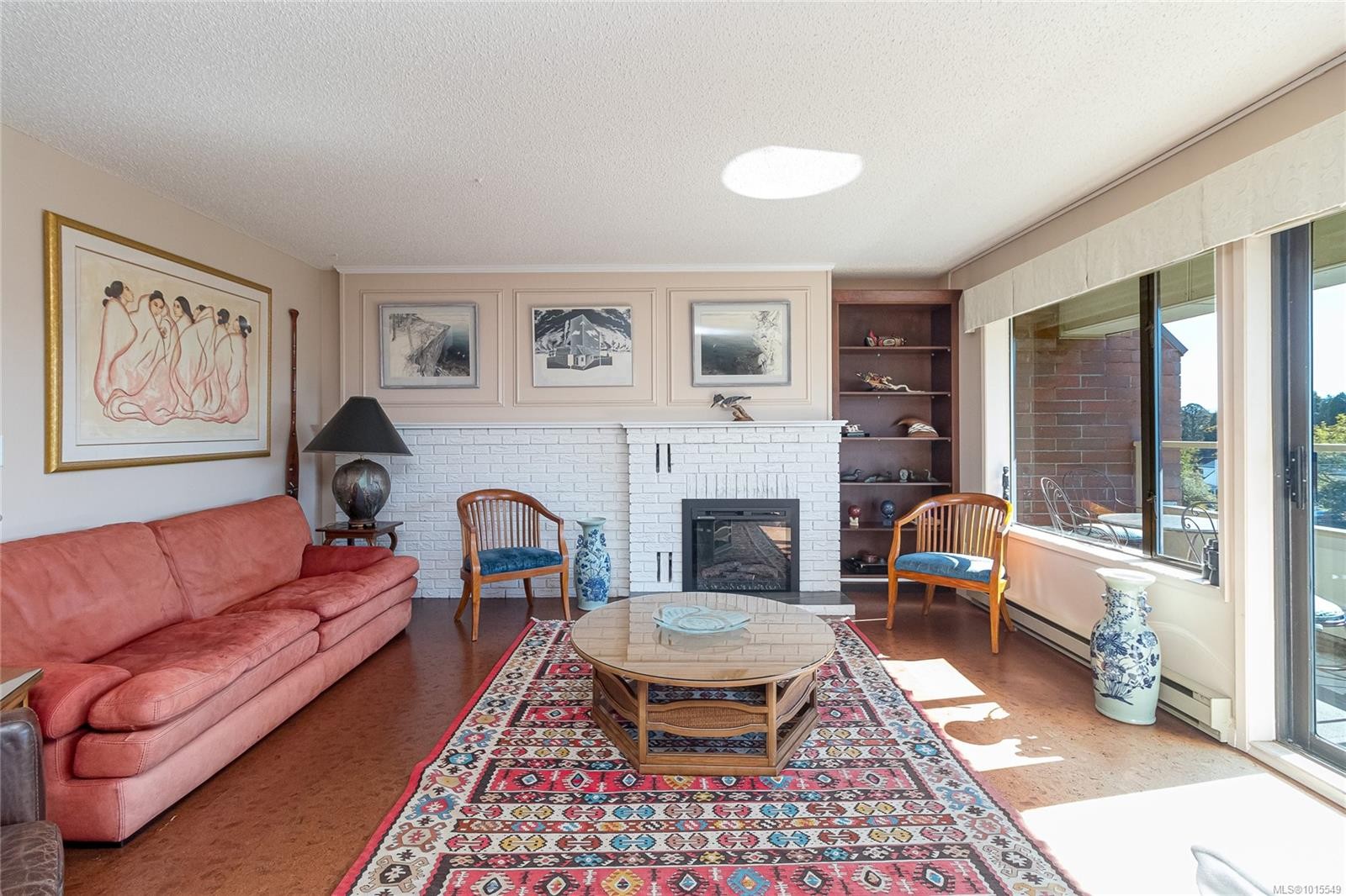 503-1175 Newport Ave, Oak Bay, BC - Indoor Photo Showing Living Room With Fireplace