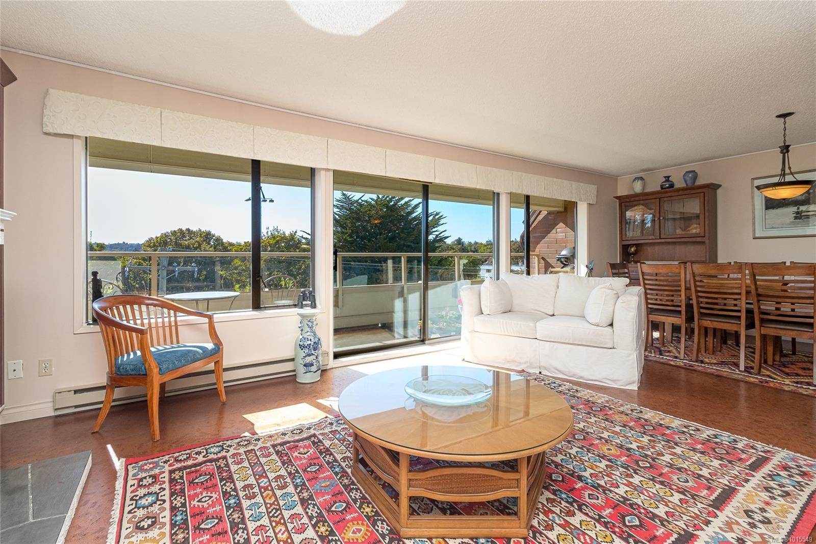 503-1175 Newport Ave, Oak Bay, BC - Indoor Photo Showing Living Room