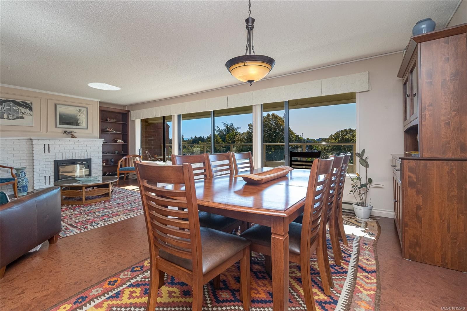503-1175 Newport Ave, Oak Bay, BC - Indoor Photo Showing Other Room With Fireplace