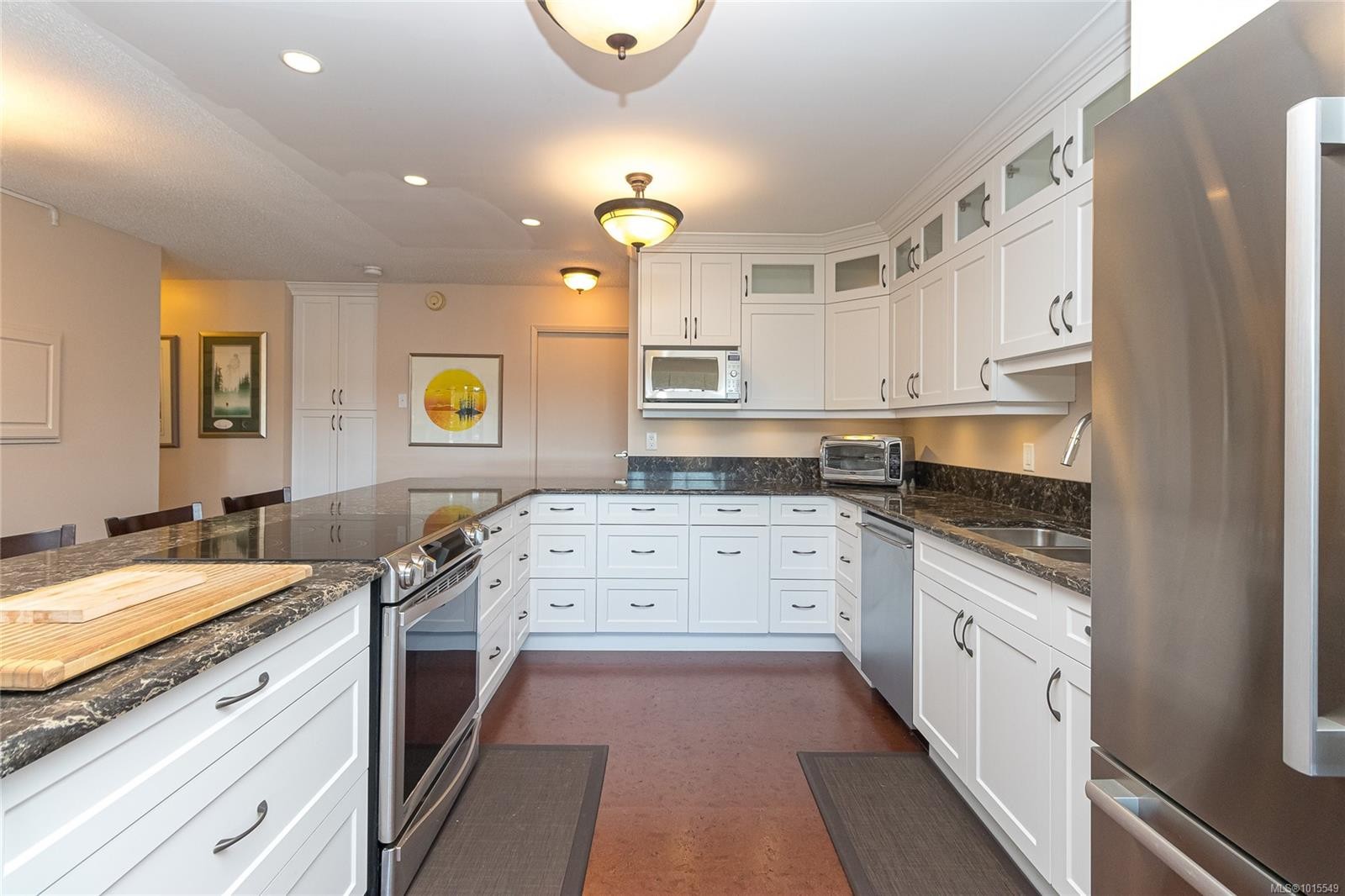 503-1175 Newport Ave, Oak Bay, BC - Indoor Photo Showing Kitchen With Double Sink