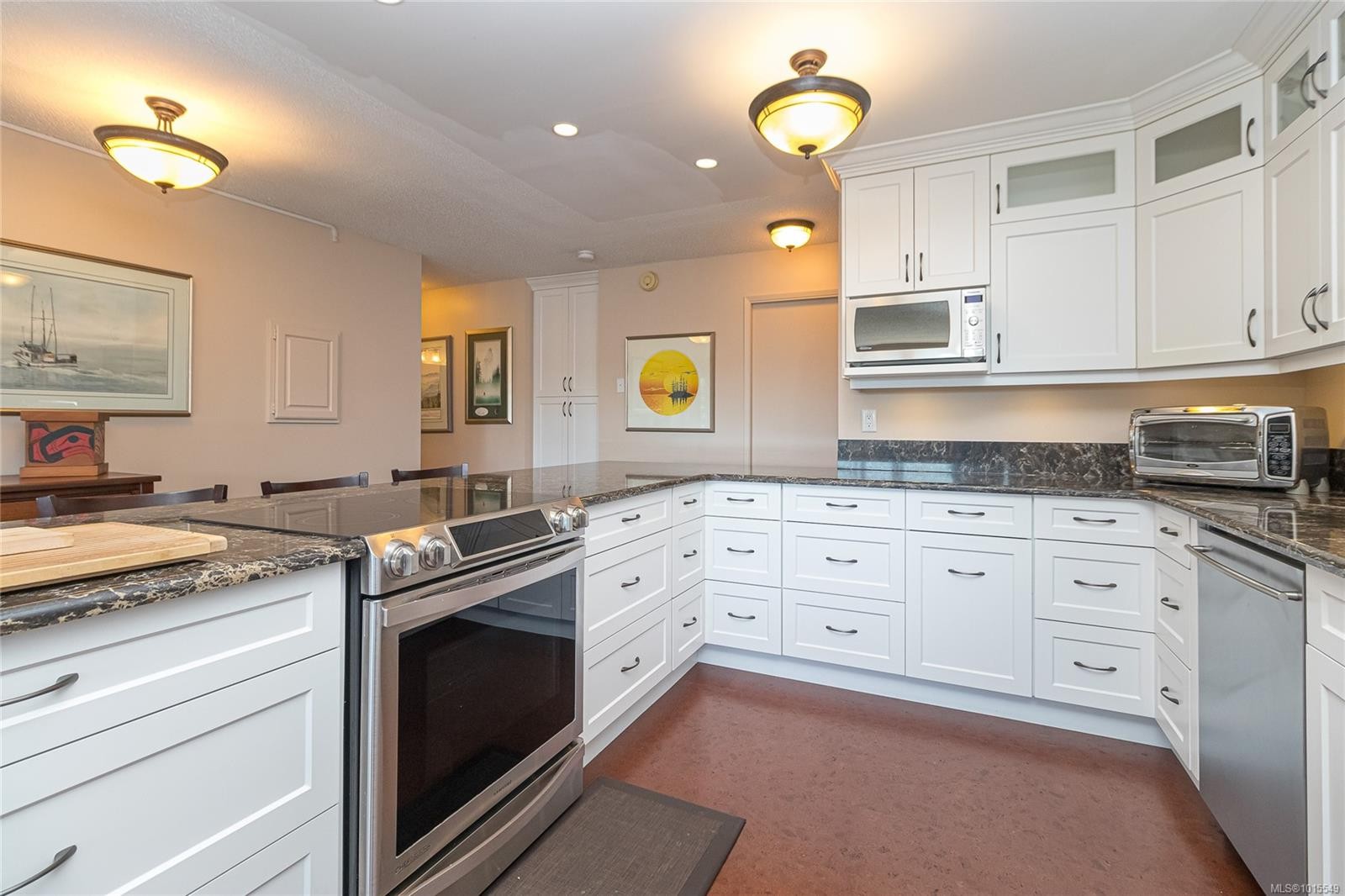 503-1175 Newport Ave, Oak Bay, BC - Indoor Photo Showing Kitchen