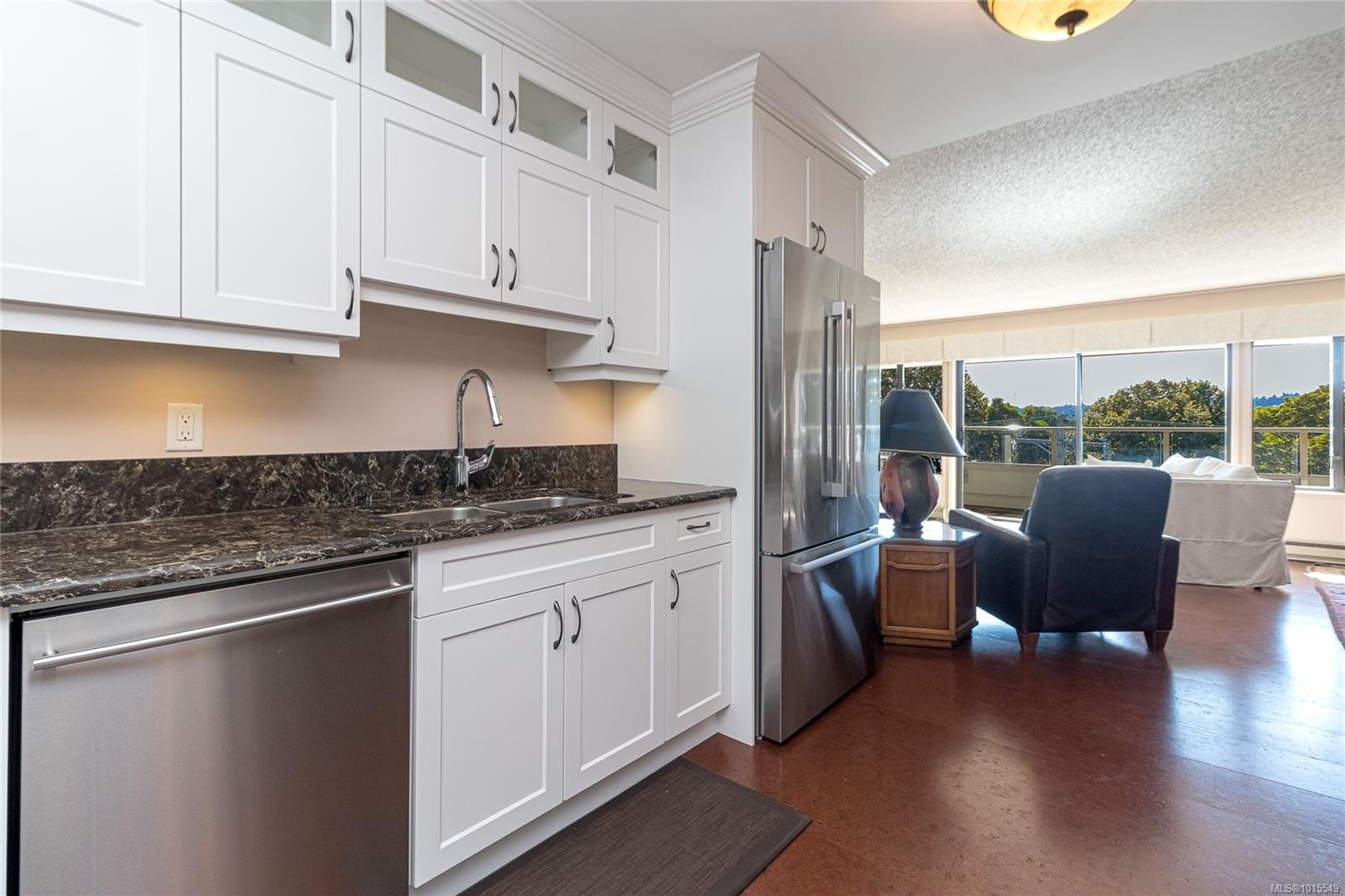 503-1175 Newport Ave, Oak Bay, BC - Indoor Photo Showing Kitchen