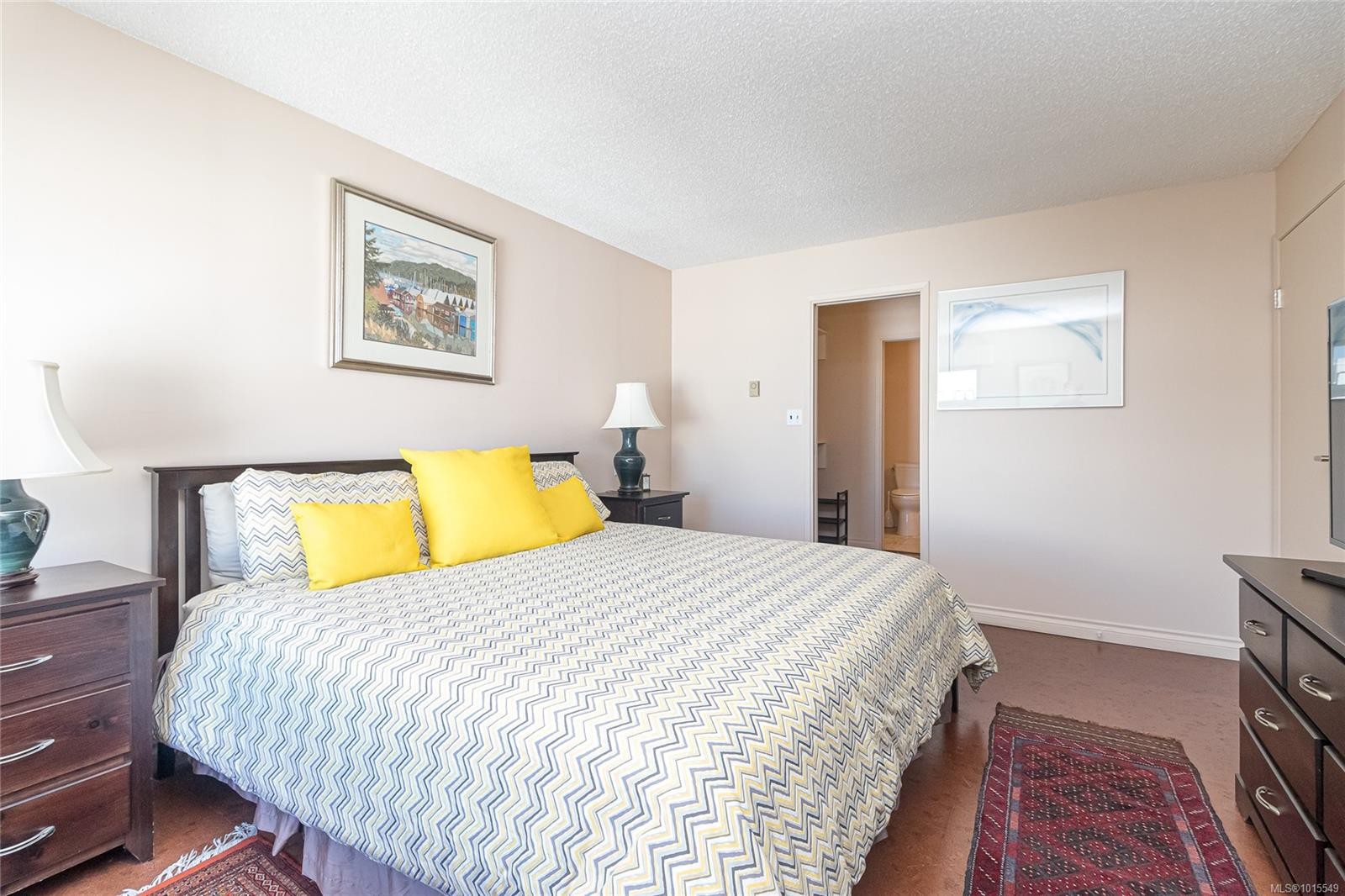 503-1175 Newport Ave, Oak Bay, BC - Indoor Photo Showing Bedroom