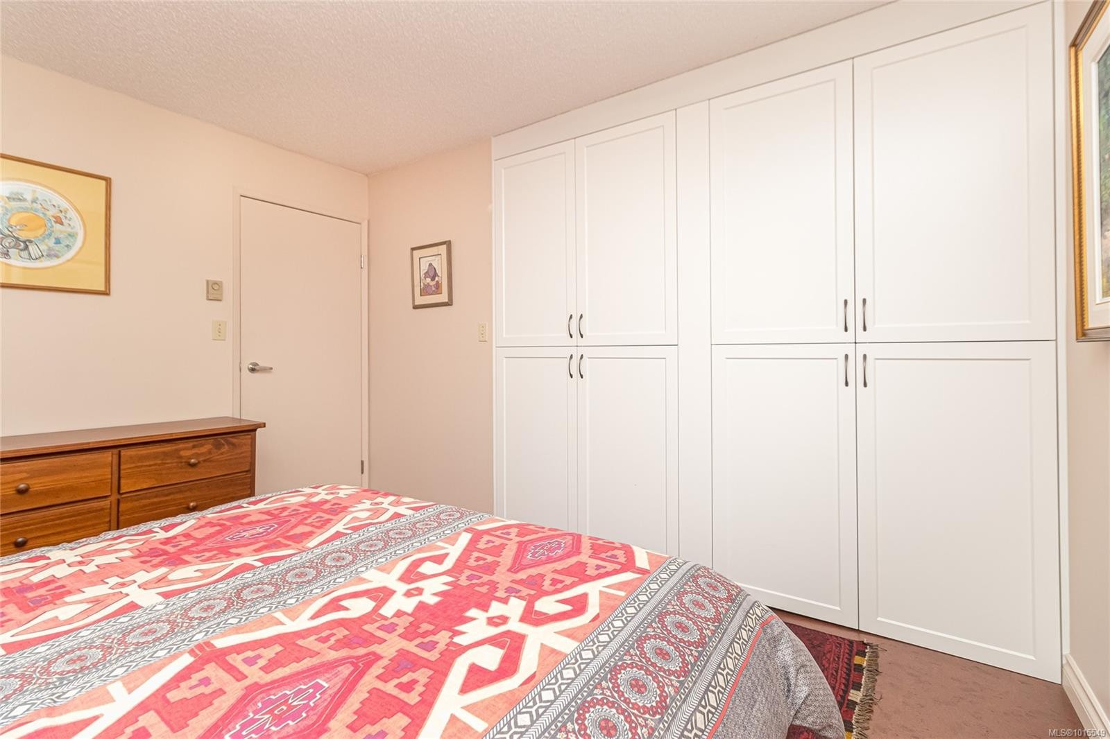503-1175 Newport Ave, Oak Bay, BC - Indoor Photo Showing Bedroom