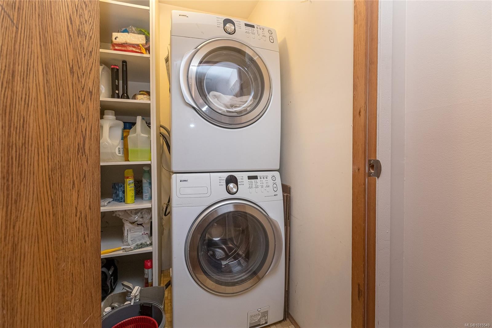 503-1175 Newport Ave, Oak Bay, BC - Indoor Photo Showing Laundry Room