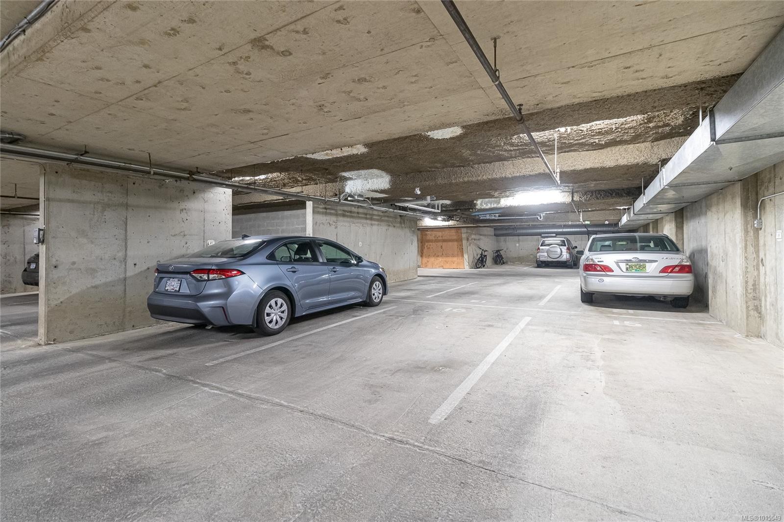 503-1175 Newport Ave, Oak Bay, BC - Indoor Photo Showing Garage