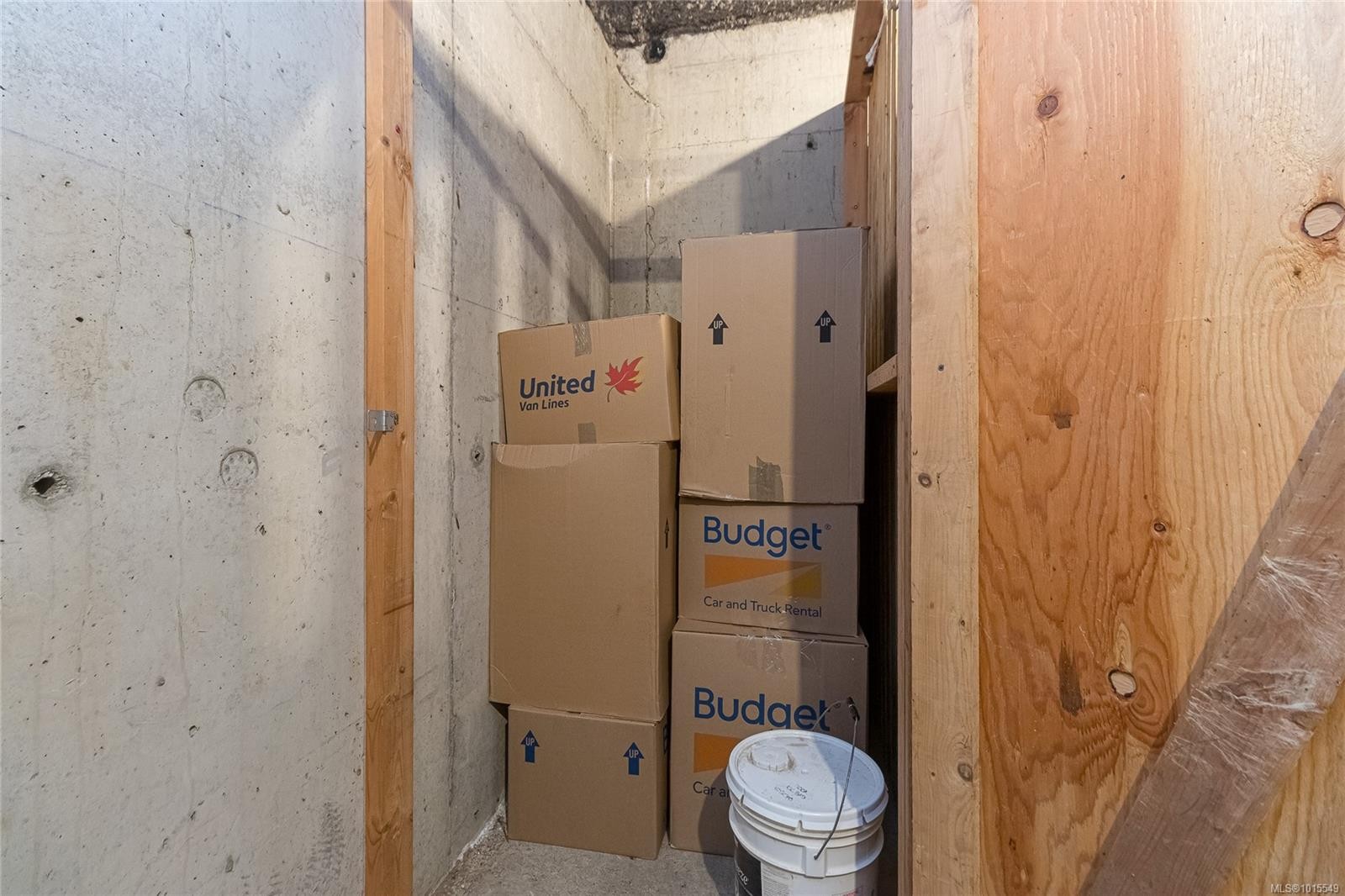 503-1175 Newport Ave, Oak Bay, BC - Indoor Photo Showing Basement