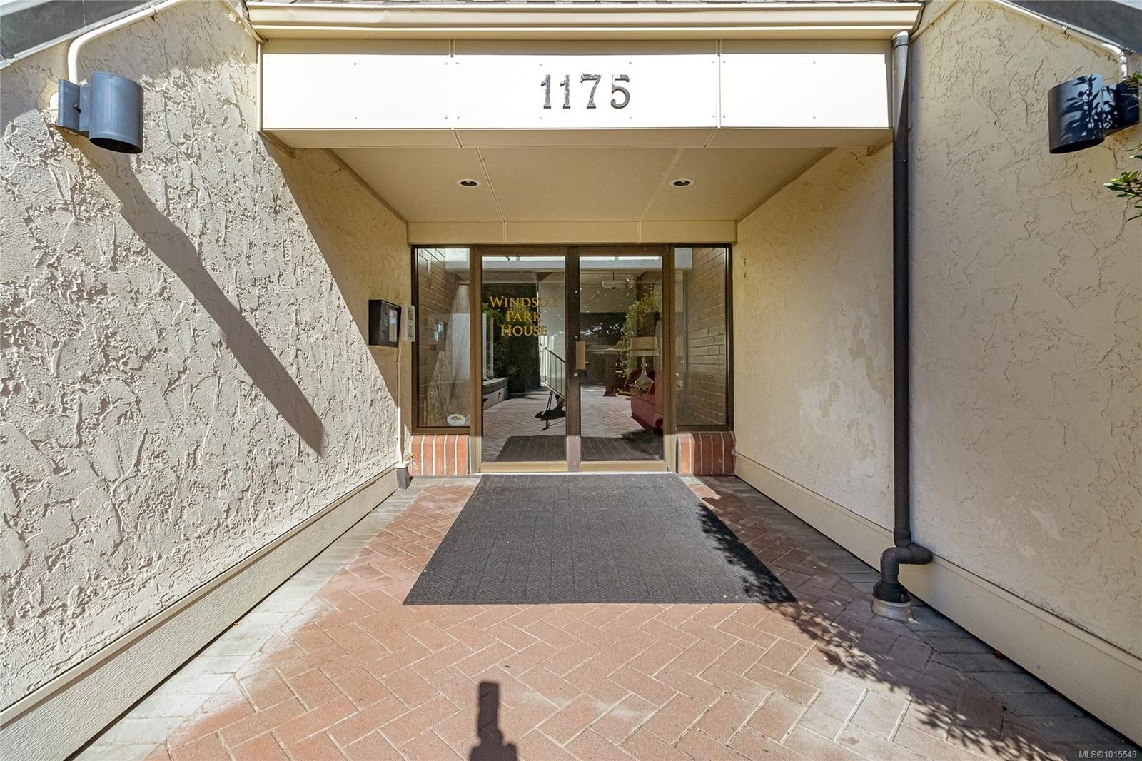 503-1175 Newport Ave, Oak Bay, BC - With Exterior