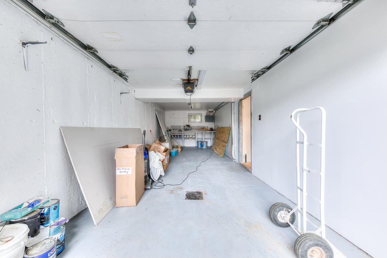 Grange - 4940 Rue Grey, Montréal (Pierrefonds-Roxboro), QC - Indoor Photo Showing Garage