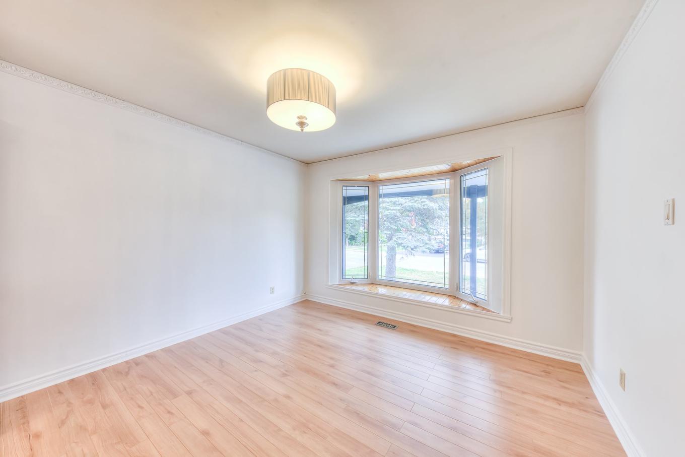 Salon - 4940 Rue Grey, Montréal (Pierrefonds-Roxboro), QC - Indoor Photo Showing Other Room