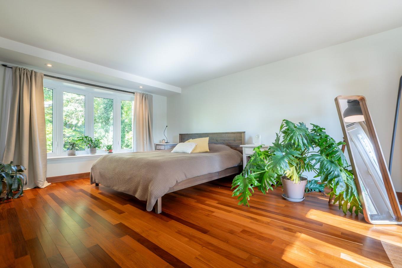 Primary bedroom - 1123 Ch. De La Montagne, Mont-Saint-Hilaire, QC - Indoor Photo Showing Bedroom