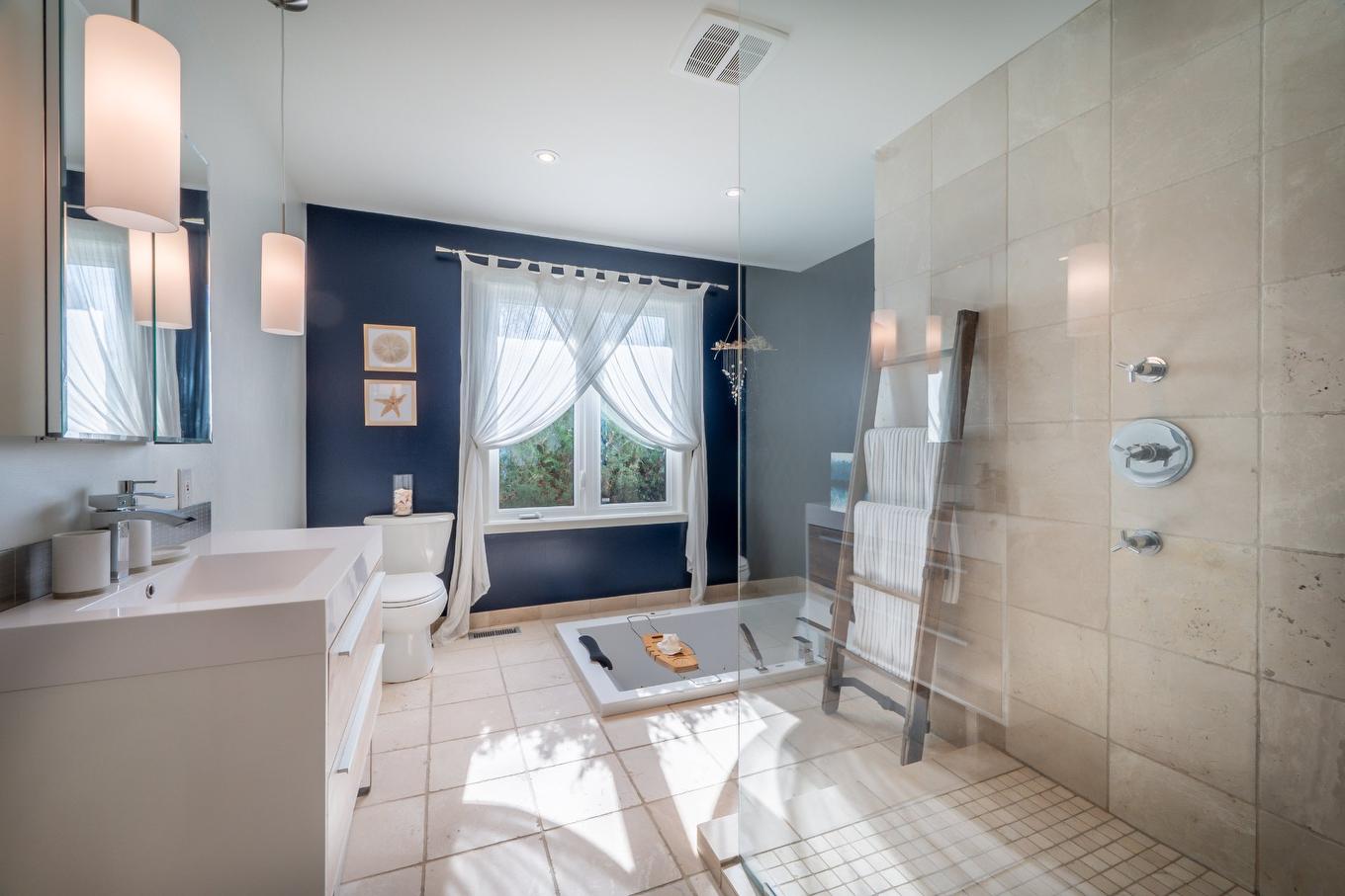 Ensuite bathroom - 1123 Ch. De La Montagne, Mont-Saint-Hilaire, QC - Indoor Photo Showing Bathroom