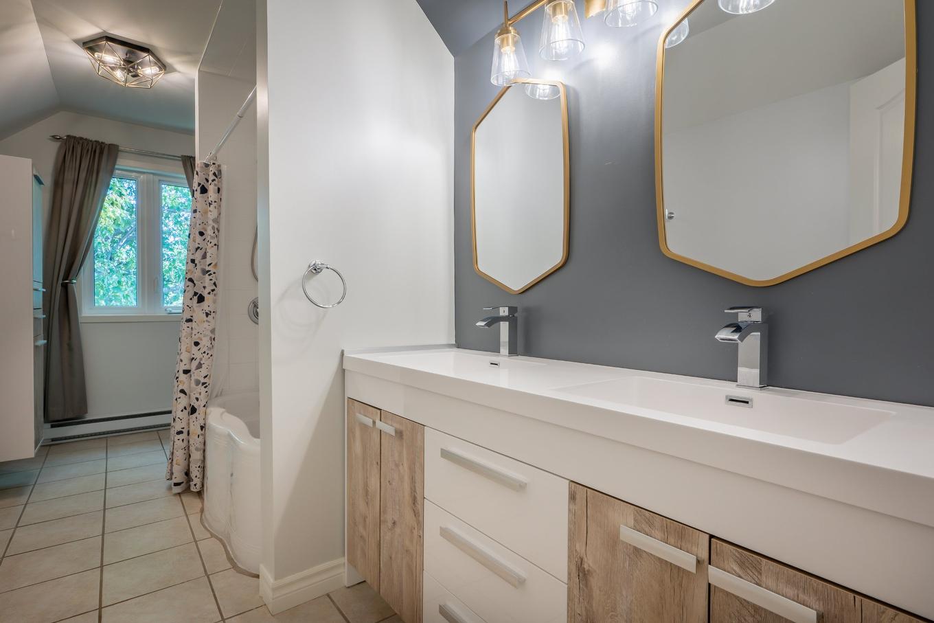 Bathroom - 1123 Ch. De La Montagne, Mont-Saint-Hilaire, QC - Indoor Photo Showing Bathroom