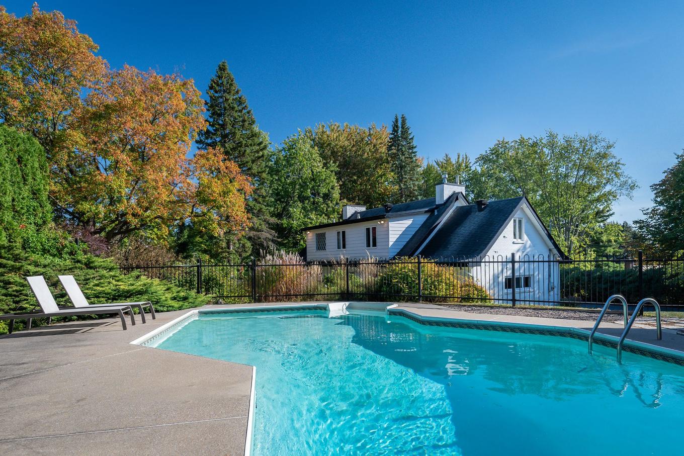 Overall view - 1123 Ch. De La Montagne, Mont-Saint-Hilaire, QC - Outdoor With In Ground Pool With Backyard