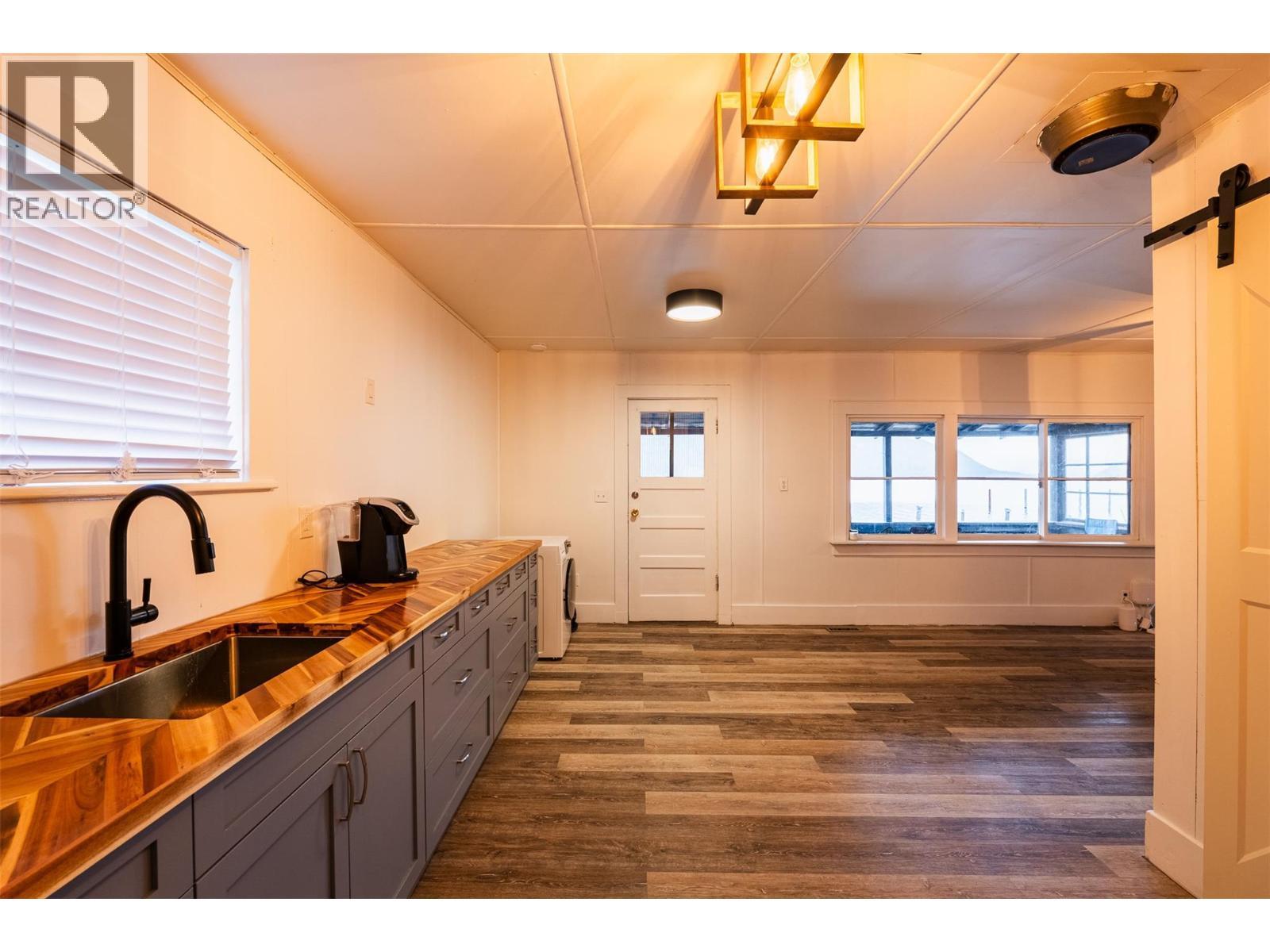 3230 3A Highway, Nelson, BC - Indoor