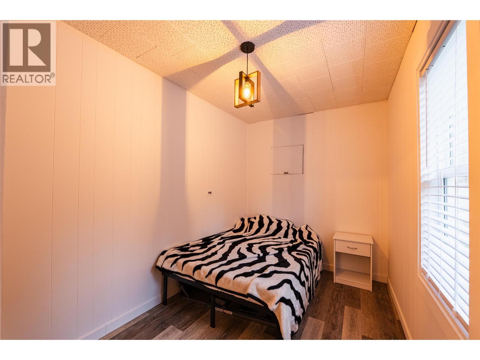 3230 3A Highway, Nelson, BC - Indoor Photo Showing Bedroom