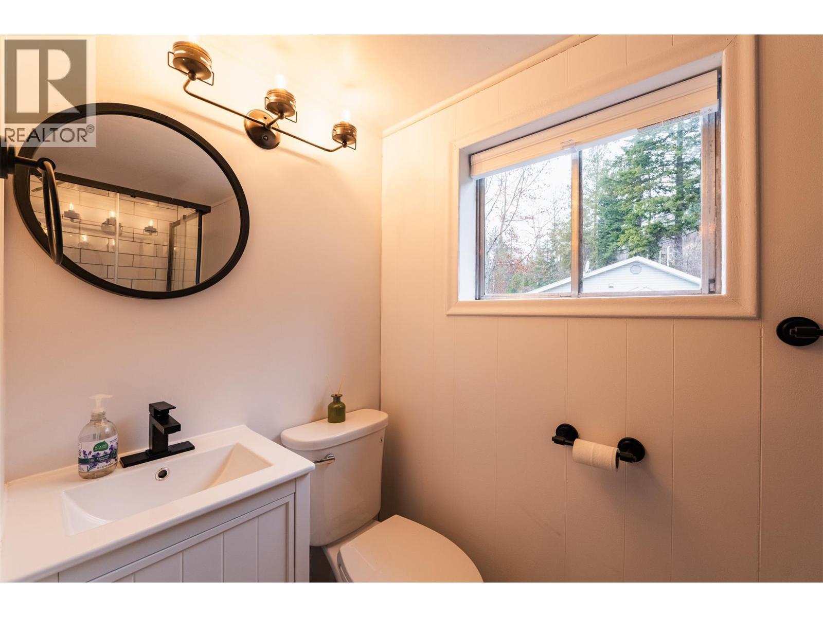 3230 3A Highway, Nelson, BC - Indoor Photo Showing Bathroom