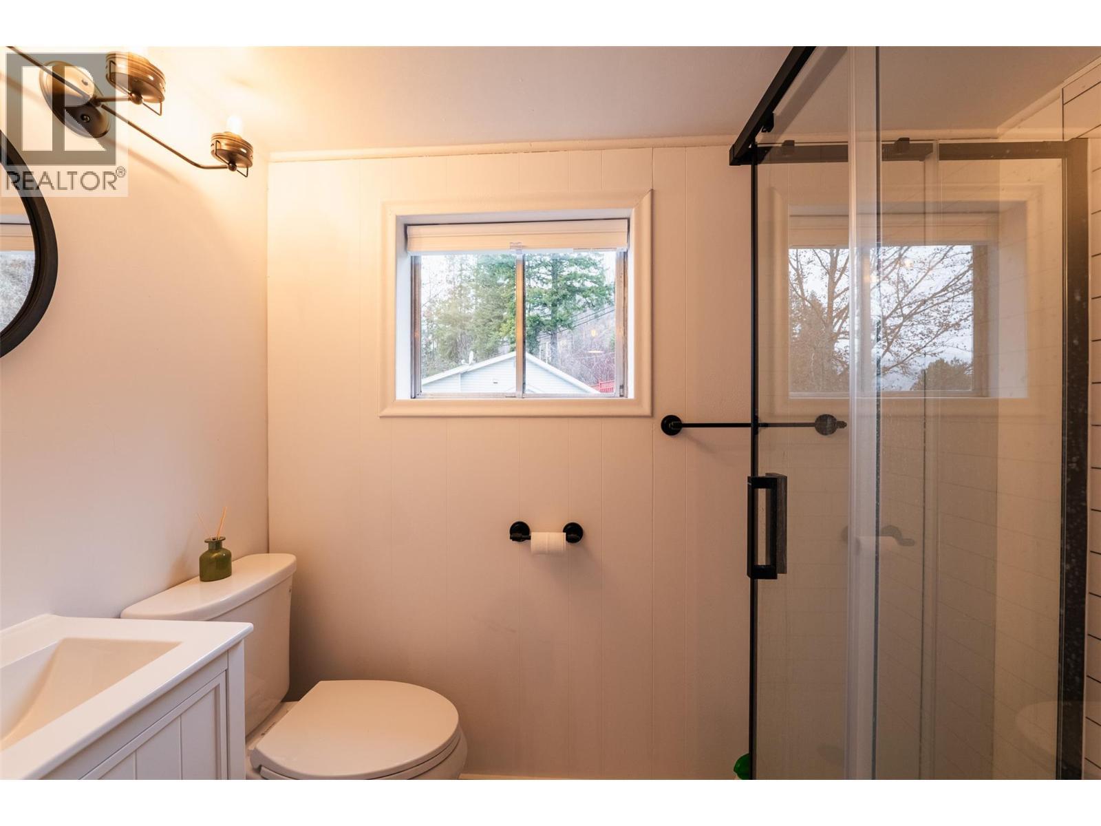 3230 3A Highway, Nelson, BC - Indoor Photo Showing Bathroom