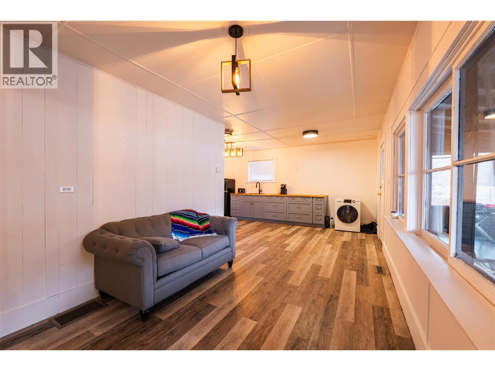 3230 3A Highway, Nelson, BC - Indoor