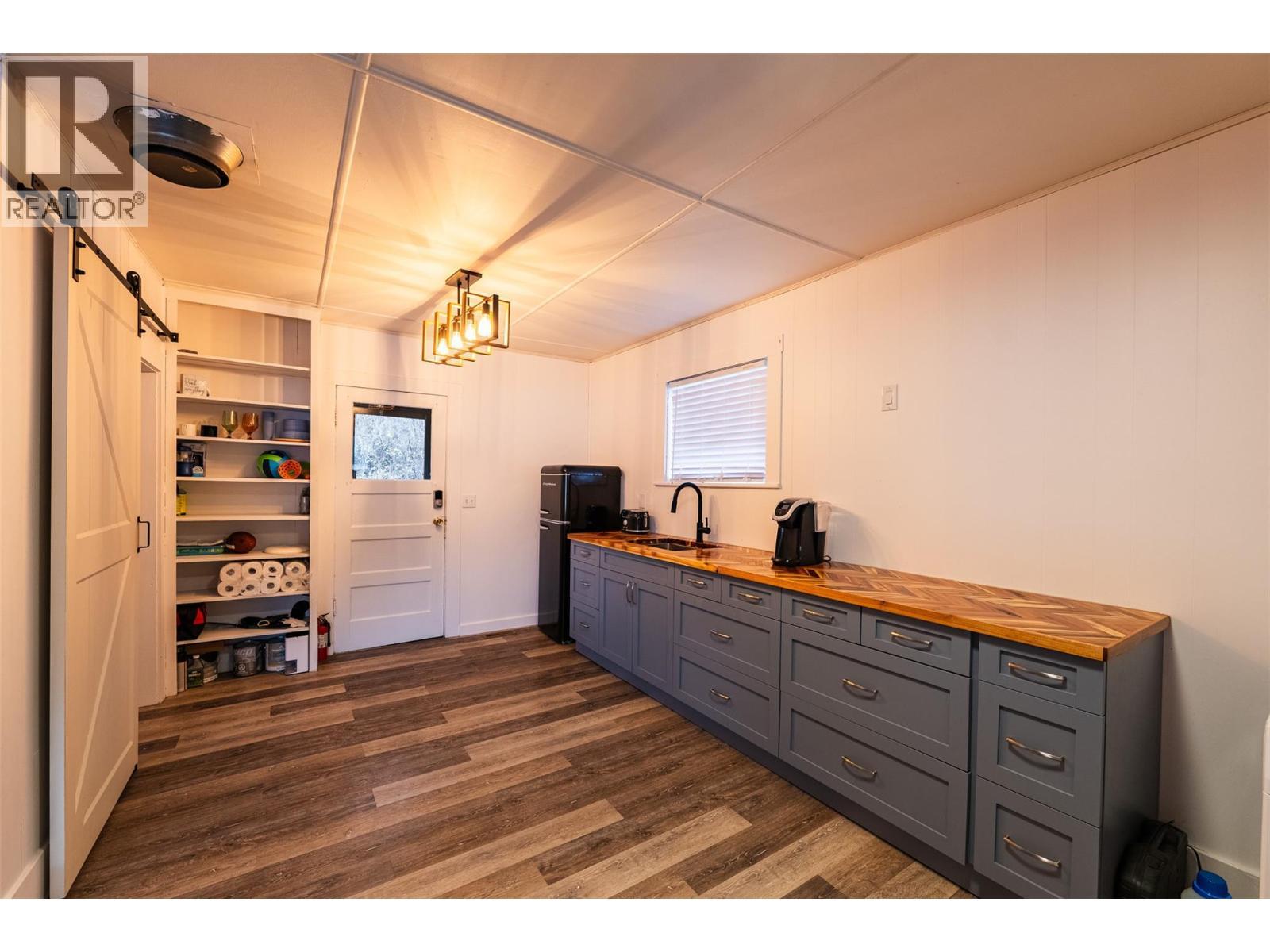 3230 3A Highway, Nelson, BC - Indoor