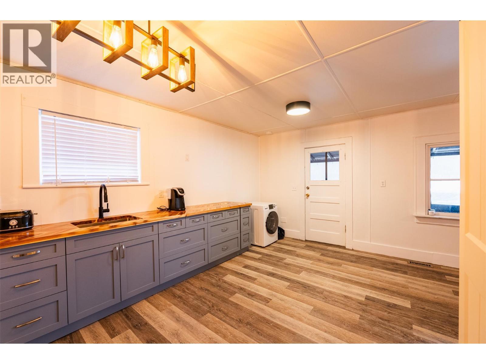 3230 3A Highway, Nelson, BC - Indoor