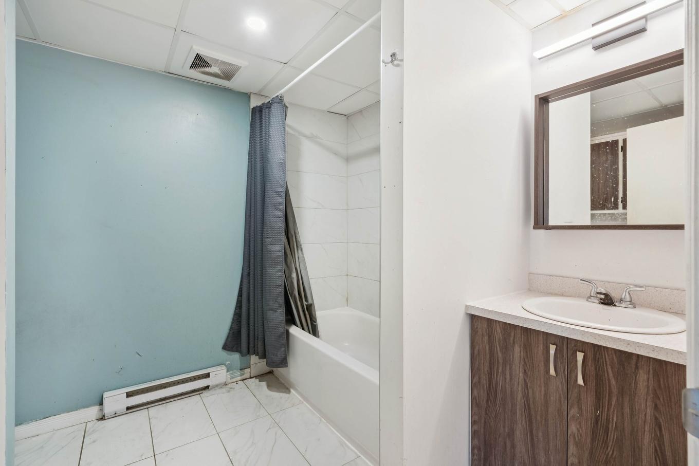 Bathroom - 6-15 7E Avenue, Beauharnois, QC - Indoor Photo Showing Bathroom