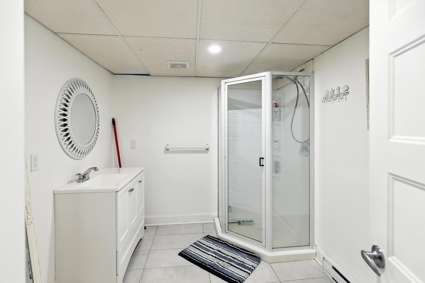 Bathroom - 1466 Rue Bernier, Saint-Jean-Sur-Richelieu, QC - Indoor Photo Showing Bathroom