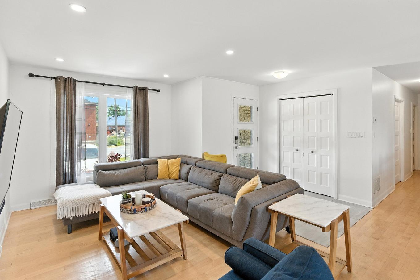 Living room - 1466 Rue Bernier, Saint-Jean-Sur-Richelieu, QC - Indoor Photo Showing Living Room