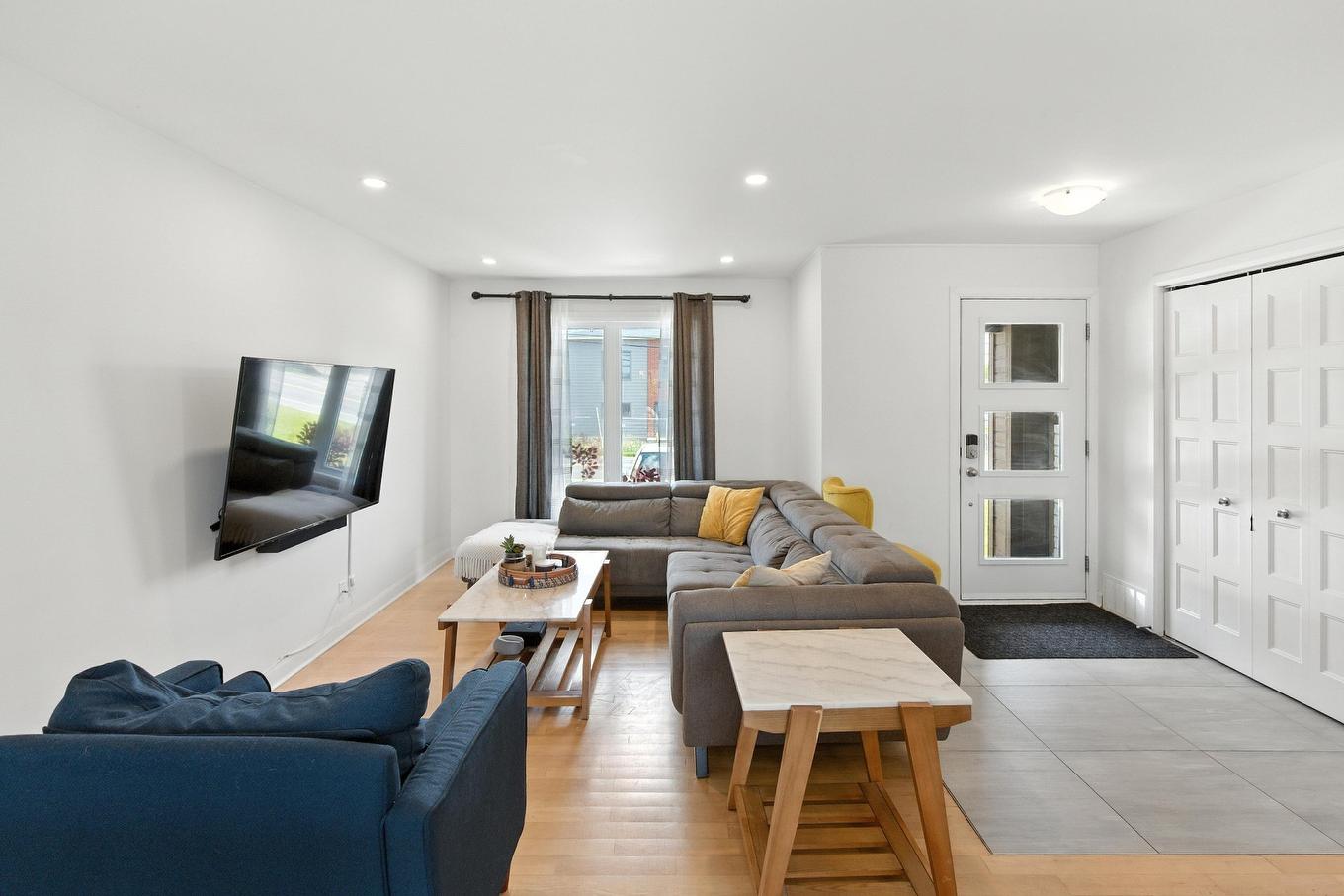 Living room - 1466 Rue Bernier, Saint-Jean-Sur-Richelieu, QC - Indoor Photo Showing Living Room