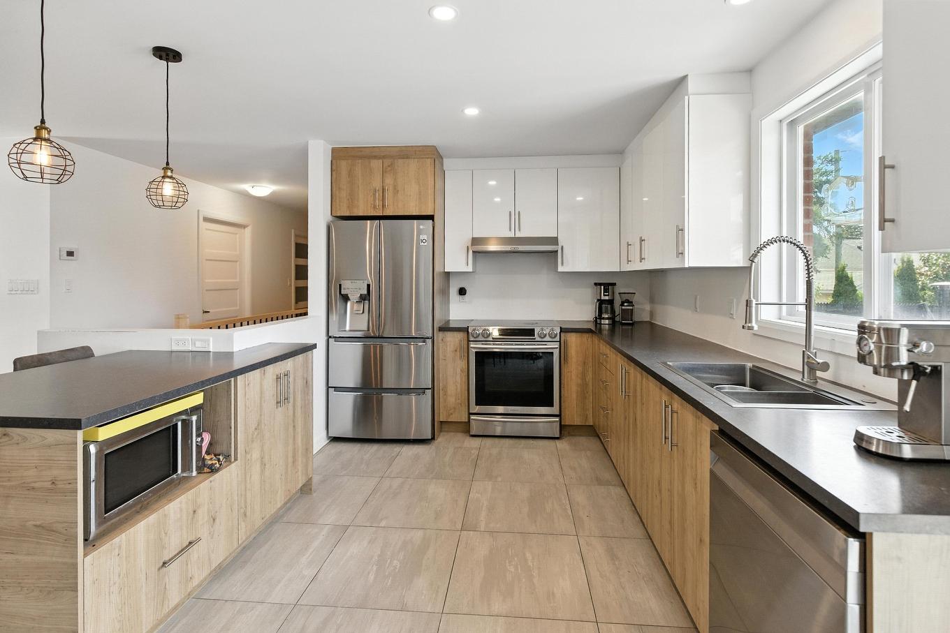 Kitchen - 1466 Rue Bernier, Saint-Jean-Sur-Richelieu, QC - Indoor Photo Showing Kitchen With Double Sink With Upgraded Kitchen
