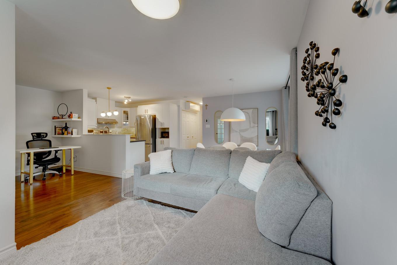 Salon - 3760 Boul. Gareau, Longueuil (Saint-Hubert), QC - Indoor Photo Showing Living Room