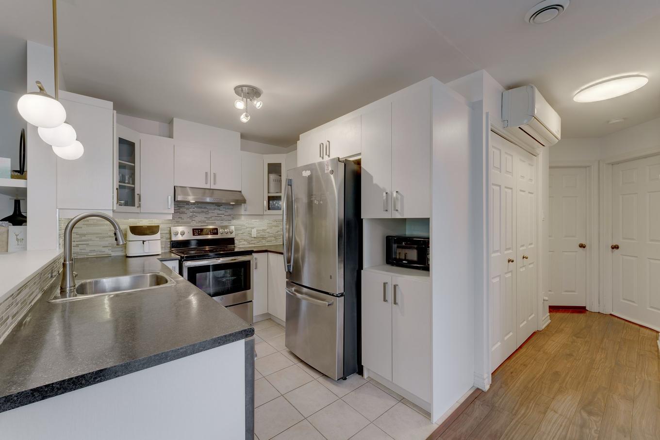 Cuisine - 3760 Boul. Gareau, Longueuil (Saint-Hubert), QC - Indoor Photo Showing Kitchen With Double Sink
