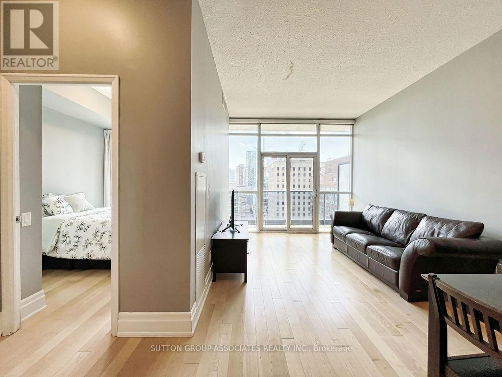 1909 - 21 Carlton Street, Toronto, ON - Indoor Photo Showing Living Room
