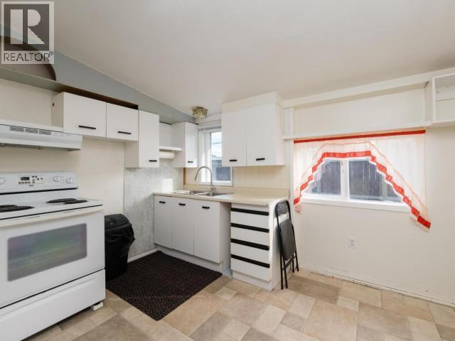 8-7 Prospector Road, Whitehorse, YT - Indoor Photo Showing Kitchen With Double Sink