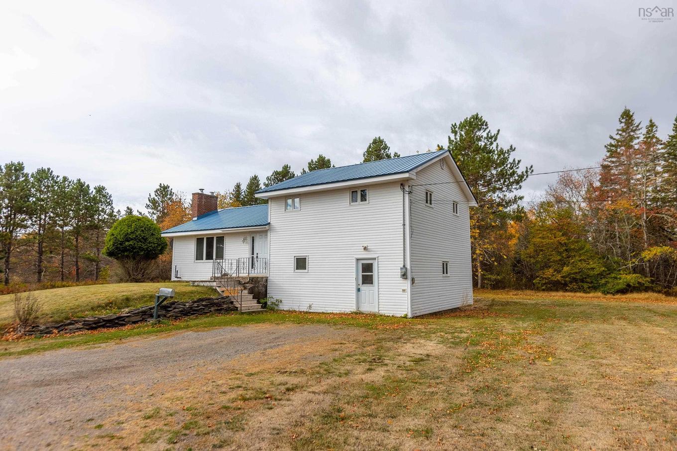 9242 Highway 2, Southampton, NS